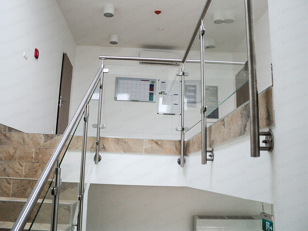 oldaltszerelet uvegkorlat lepcsohoz 02