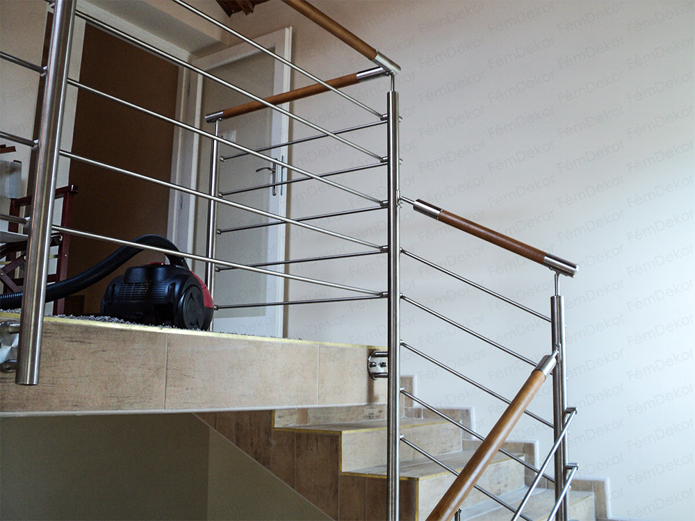 oldaltszerelt rozsdamentes fa lepcsokorlat 03